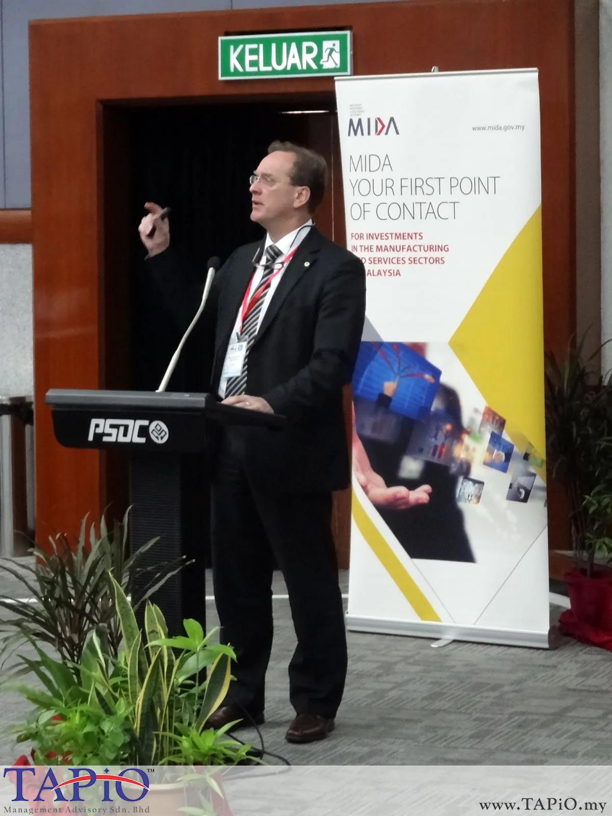 Prof. Dr. Juergen Unfried, IIART Stuttgart outlining implementation scenarios for Industry 4.0 at the Bavaria Industry 4.0 Workshop: Game Changers