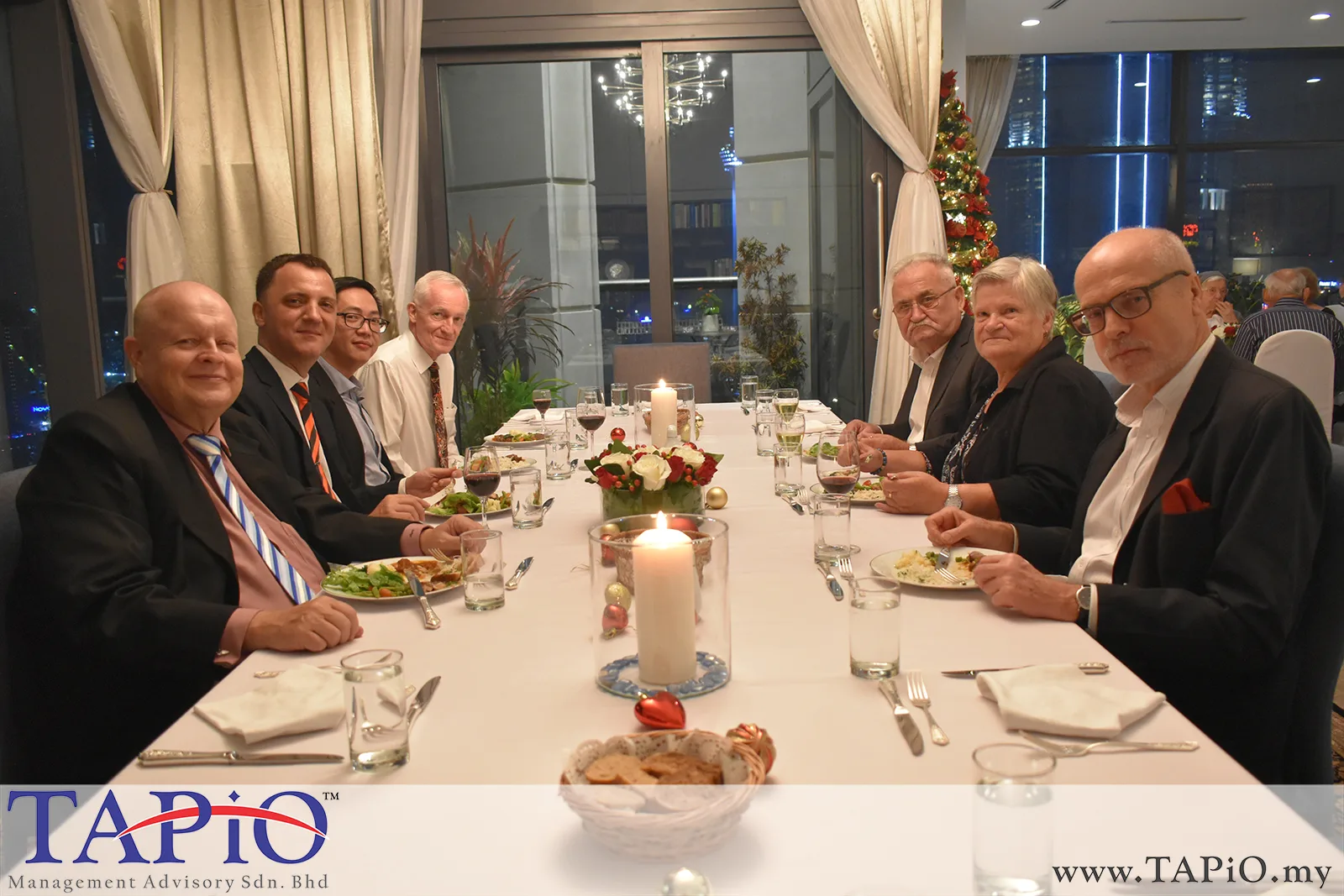 left: Chairman of TAPiO Management Advisory Mr. Bernhard Schutte, Managing Partner of TAPiO Management Advisory Mr. Thomas Bernthaler, General Manager of HappyWater Mr. Heng Siang Tan, Mr. Michael Garvey    Right: Ambassador of Poland H.E. Krzysztof Dębnicki