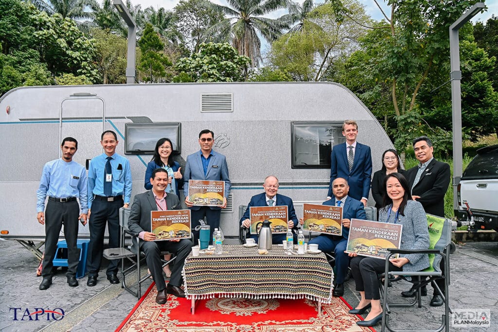 from left to the right: En. Mohd Sukuran bin Taib, Director of National Physical Planning Division JUSA C, Mr. Bernhard Schutte, YBrs. Alias bin Rameli, Director General of Town and Country Planning Gred Utama A, YBhg. Datin TPr Dr. Chee Ping Ngang, Director of Research and Development Division JUSA C, TPr Zamirzan bin Puji; Director of Legal and Planning Regulatory Division J54, Mr. Thomas Kodden (TAPiO), Miss. Carmen (TAPiO), and the team of PLAN Malaysia