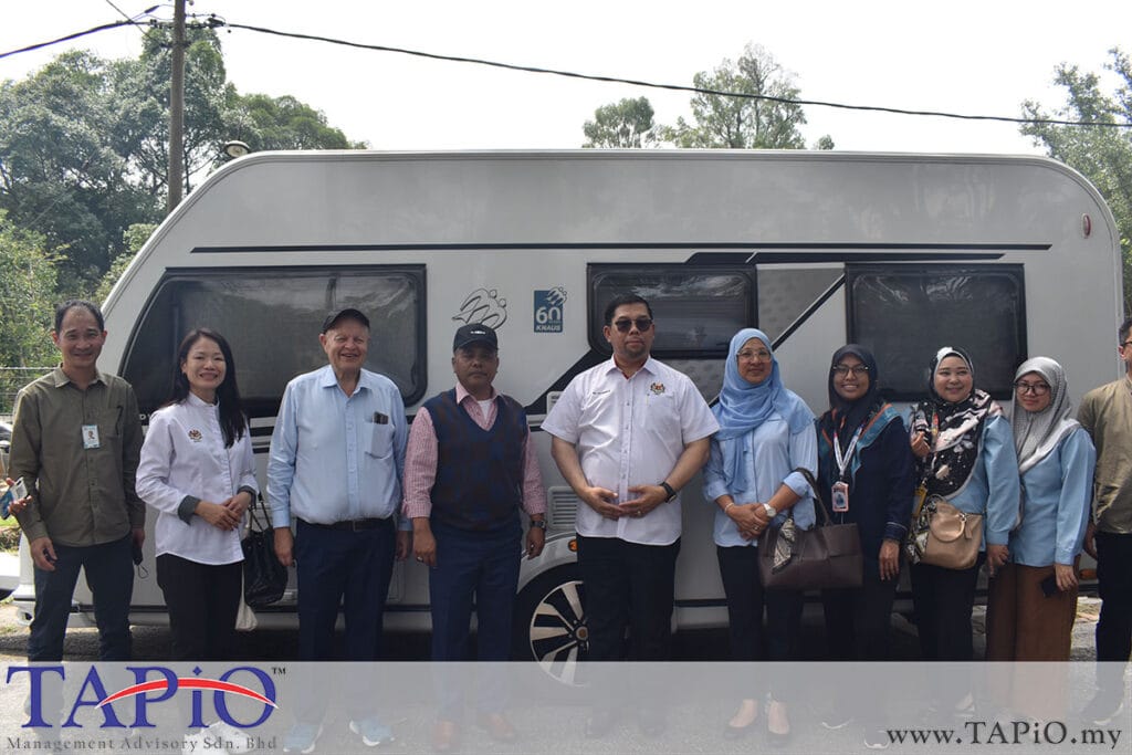 from left to the right: Mr. Nernard Schutte (TAPiO), HJ. Hassan bin Yaakob , Deputy Director (Development) TPr.