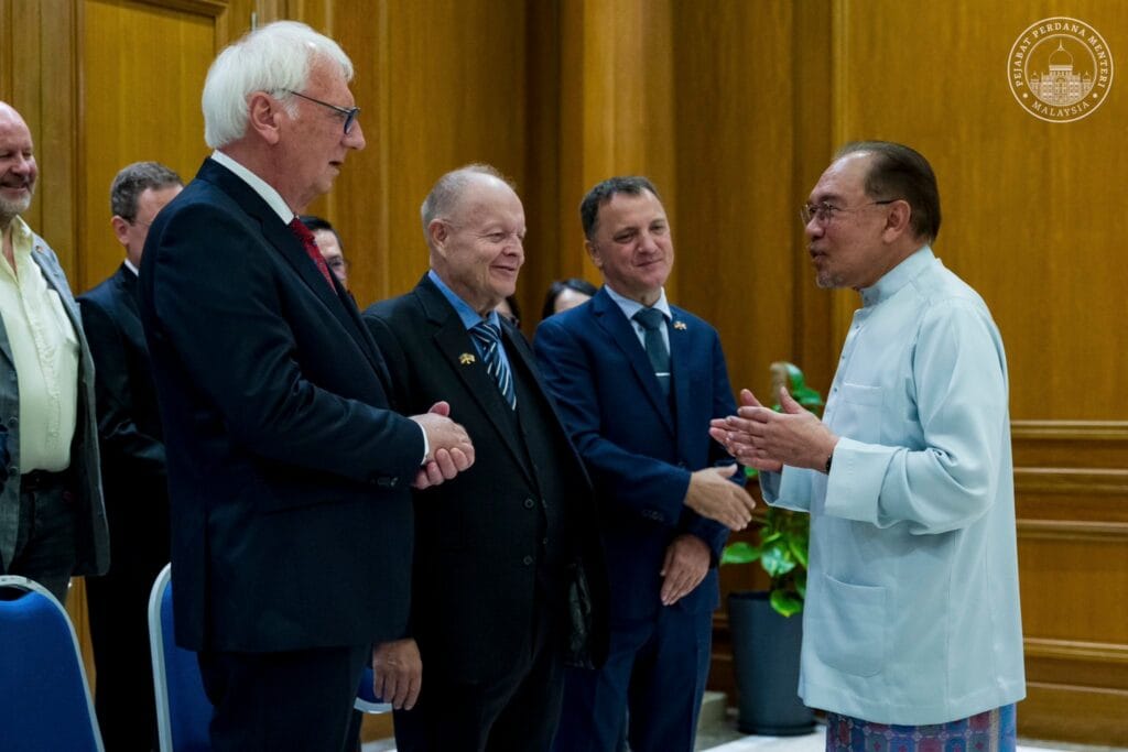 Chairman of WEC, Bernhard Schutte, and Chairman of IWS, Peter Nussbaum, engaging in a warm exchange with Prime Minister YAB Dato’ Seri Anwar Ibrahim. The conversation highlighted shared values in neutrality, industrial cooperation, and Germany’s Mittelstand investment potential in Malaysia.